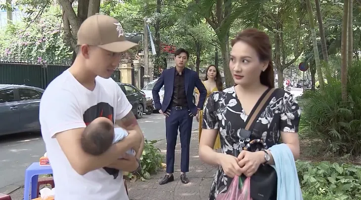 Về nhà đi con - Tập 67: Vũ tức anh ách nhìn mẹ con Thư quấn quýt bên Dũng - Ảnh 3. Về nhà đi con - Tập 67: Vũ tức anh ách nhìn mẹ con Thư quấn quýt bên Dũng - Ảnh 3.