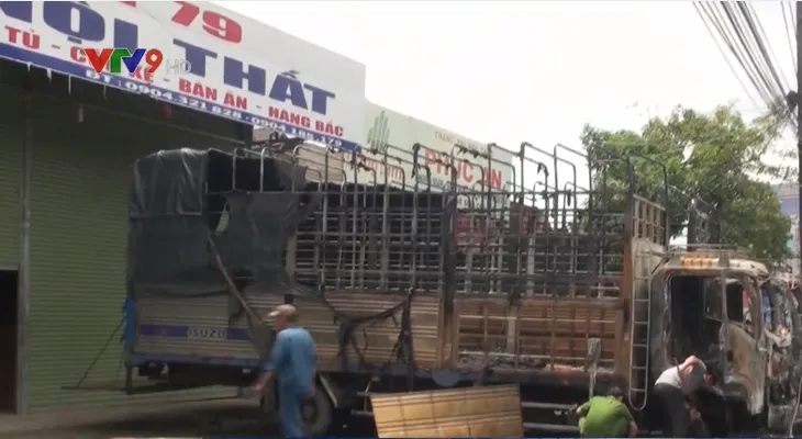 Đồng Nai: 2 xe ô tô tải bị lửa thiêu rụi - Ảnh 1. Đồng Nai: 2 xe ô tô tải bị lửa thiêu rụi - Ảnh 1.