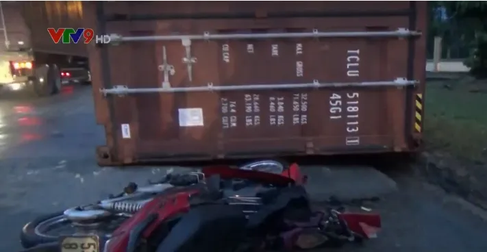 Giải cứu một phụ nữ đi xe máy bị thùng container rơi trúng - Ảnh 1. Giải cứu một phụ nữ đi xe máy bị thùng container rơi trúng - Ảnh 1.