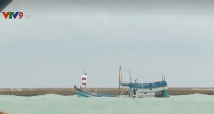 Bình Thuận: Tàu chở 70.000 lít dầu bị chìm ở đảo Phú Quý - Ảnh 2. Bình Thuận: Tàu chở 70.000 lít dầu bị chìm ở đảo Phú Quý - Ảnh 2.