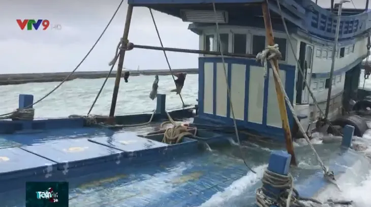 Bình Thuận: Tàu chở 70.000 lít dầu bị chìm ở đảo Phú Quý - Ảnh 3. Bình Thuận: Tàu chở 70.000 lít dầu bị chìm ở đảo Phú Quý - Ảnh 3.