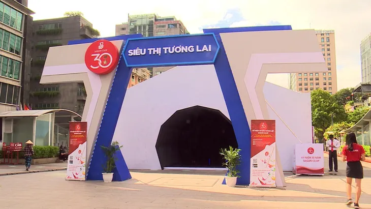 Nhiều hoạt động mua sắm tại phố đi bộ Nguyễn Huệ - Ảnh 1. Nhiều hoạt động mua sắm tại phố đi bộ Nguyễn Huệ - Ảnh 1.