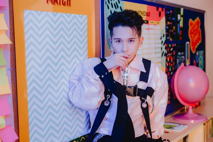Đông Nhi hết lời khen ngợi MV phép thuật Úm ba la của hotboy Đỗ Hoàng Dương - Ảnh 1. Đông Nhi hết lời khen ngợi MV phép thuật Úm ba la của hotboy Đỗ Hoàng Dương - Ảnh 1.