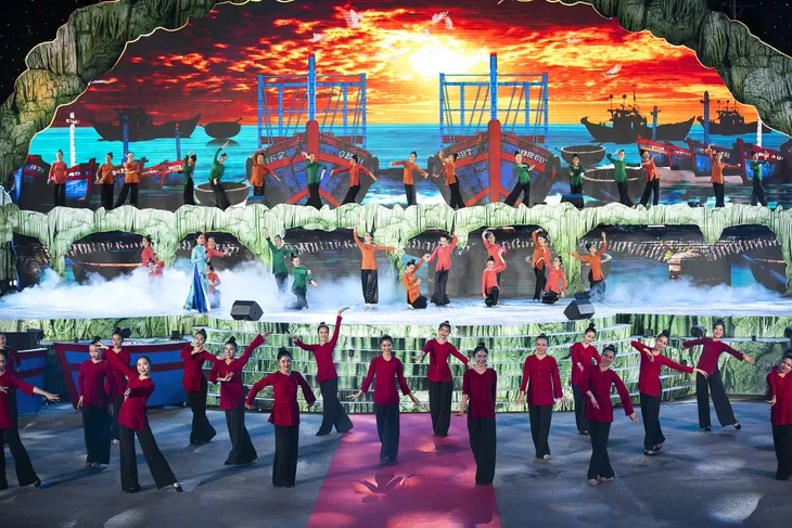 Ca nương Kiều Anh đọ sắc cùng Đinh Hương tại Lễ hội hang động Quảng Bình 2019 - Ảnh 3. Ca nương Kiều Anh đọ sắc cùng Đinh Hương tại Lễ hội hang động Quảng Bình 2019 - Ảnh 3.
