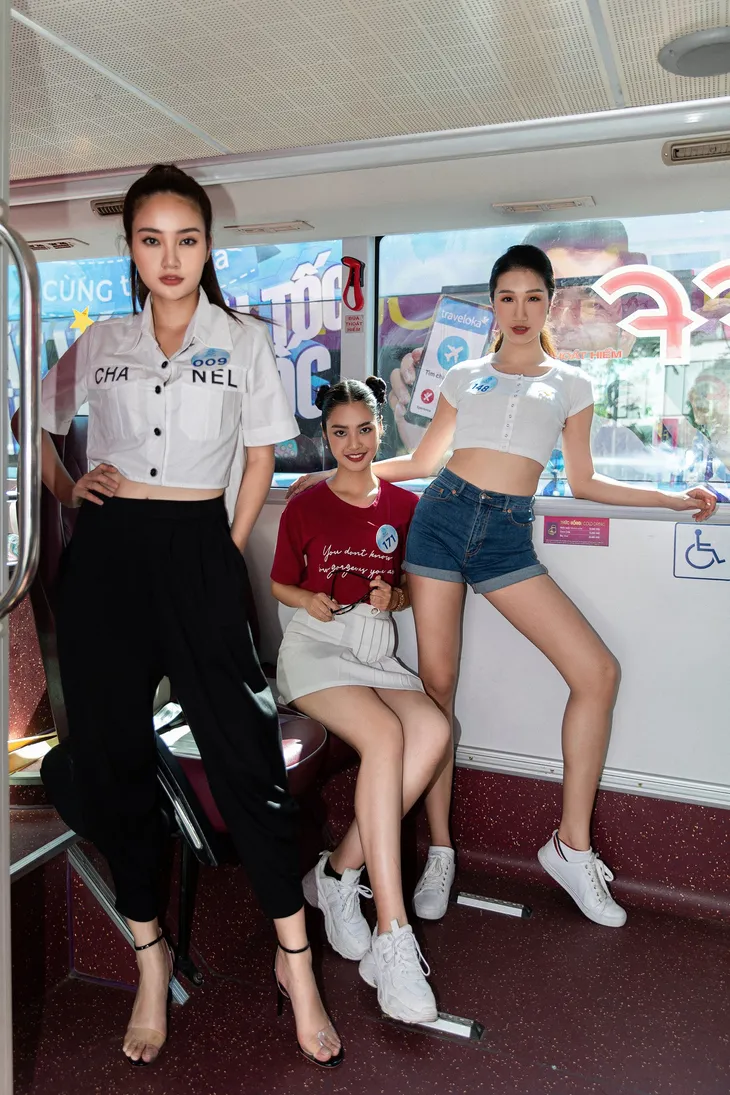 Thí sinh Miss World Vietnam “lột xác” thành các fashionista... trên xe bus - Ảnh 5. Thí sinh Miss World Vietnam “lột xác” thành các fashionista... trên xe bus - Ảnh 5.