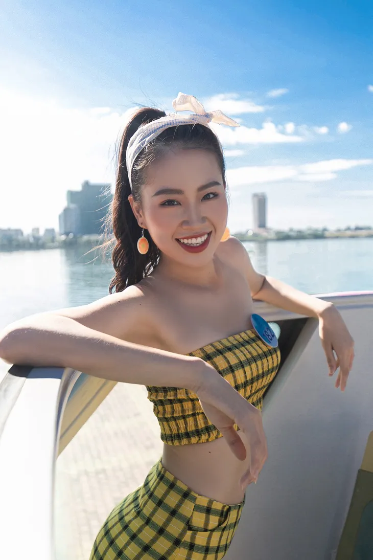 Thí sinh Miss World Vietnam “lột xác” thành các fashionista... trên xe bus - Ảnh 7. Thí sinh Miss World Vietnam “lột xác” thành các fashionista... trên xe bus - Ảnh 7.