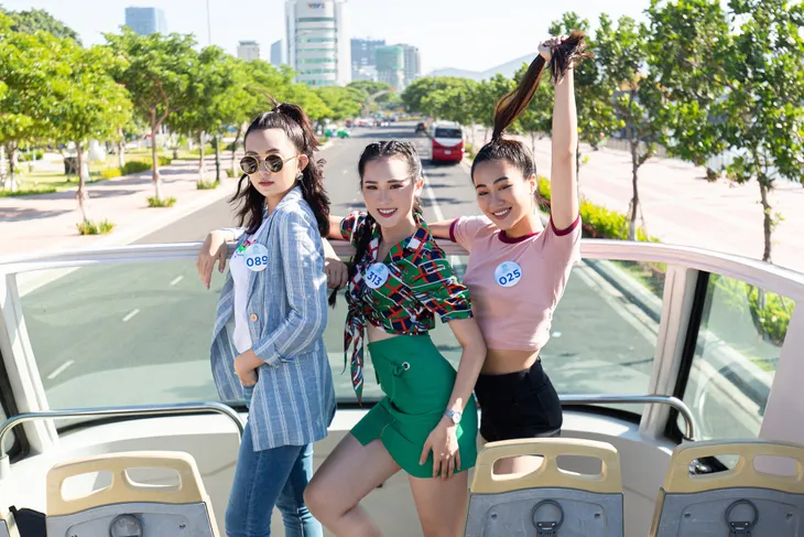 Thí sinh Miss World Vietnam “lột xác” thành các fashionista... trên xe bus - Ảnh 1. Thí sinh Miss World Vietnam “lột xác” thành các fashionista... trên xe bus - Ảnh 1.
