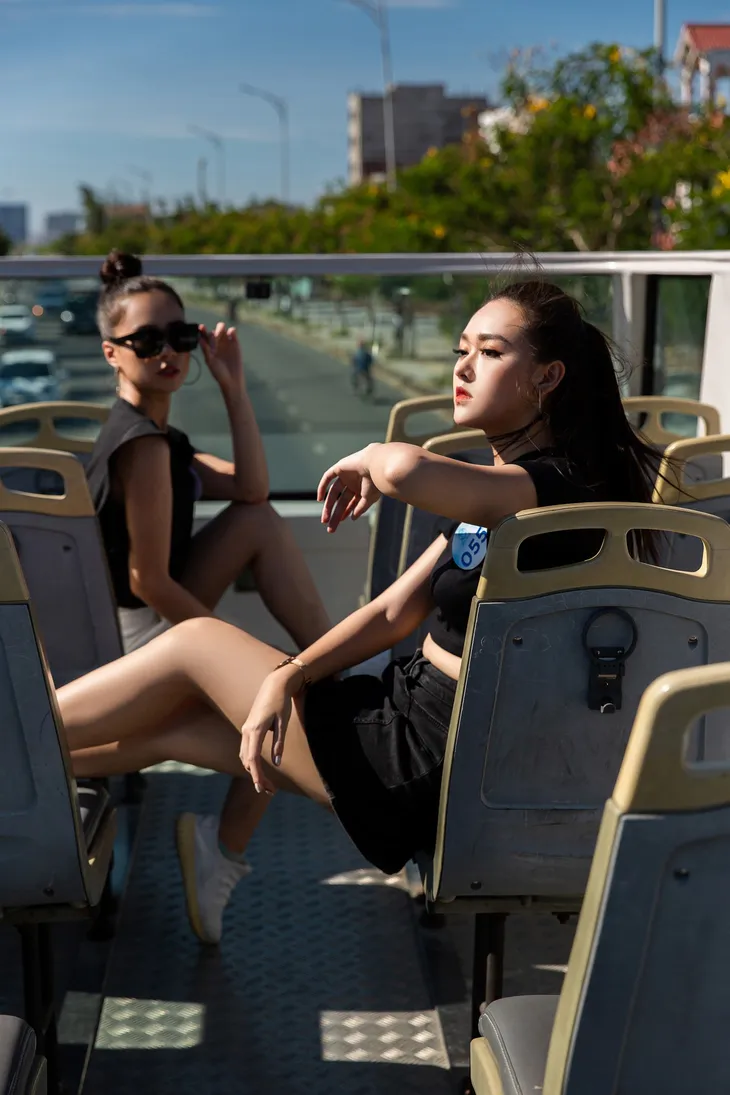 Thí sinh Miss World Vietnam “lột xác” thành các fashionista... trên xe bus - Ảnh 9. Thí sinh Miss World Vietnam “lột xác” thành các fashionista... trên xe bus - Ảnh 9.