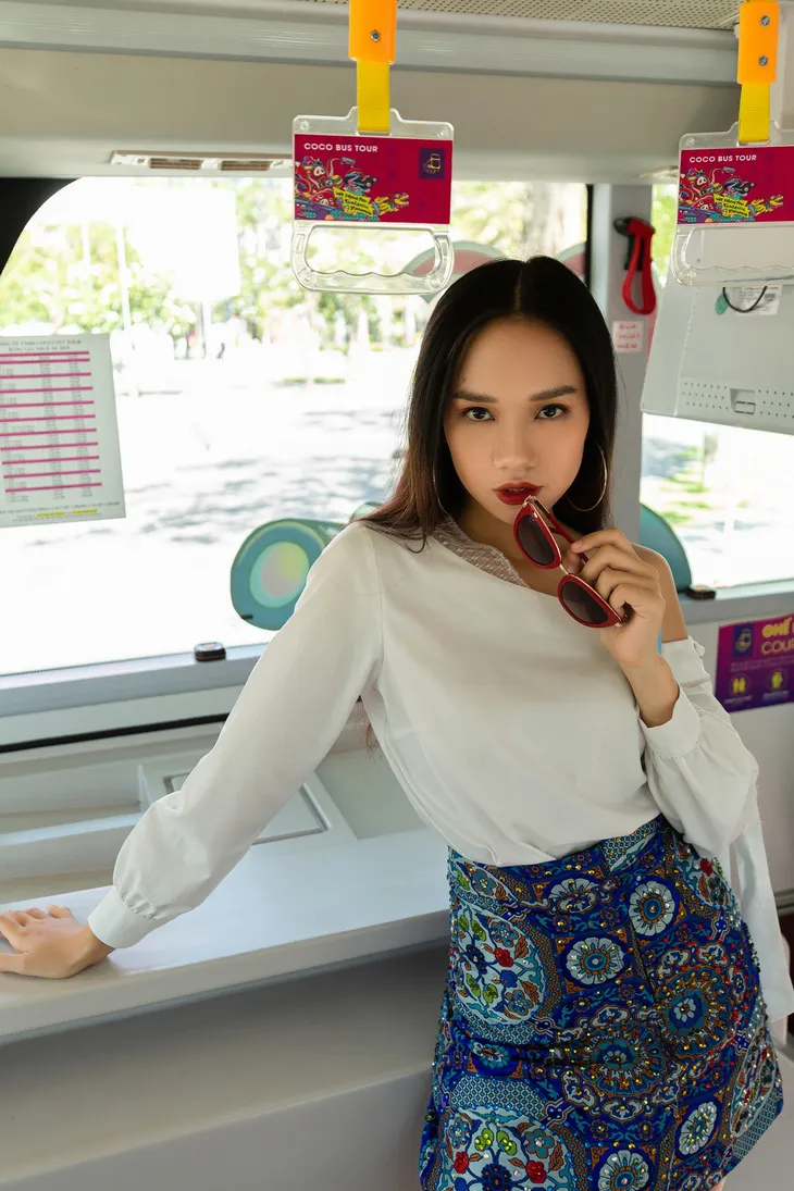 Thí sinh Miss World Vietnam “lột xác” thành các fashionista... trên xe bus - Ảnh 12. Thí sinh Miss World Vietnam “lột xác” thành các fashionista... trên xe bus - Ảnh 12.