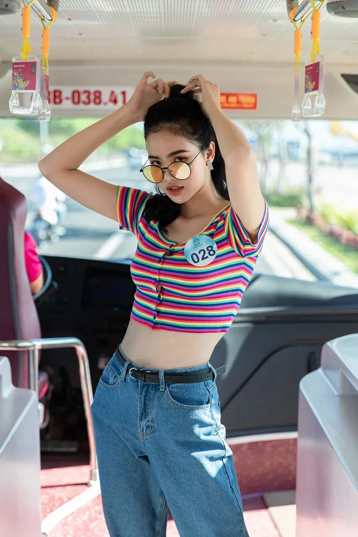 Thí sinh Miss World Vietnam “lột xác” thành các fashionista... trên xe bus - Ảnh 10. Thí sinh Miss World Vietnam “lột xác” thành các fashionista... trên xe bus - Ảnh 10.