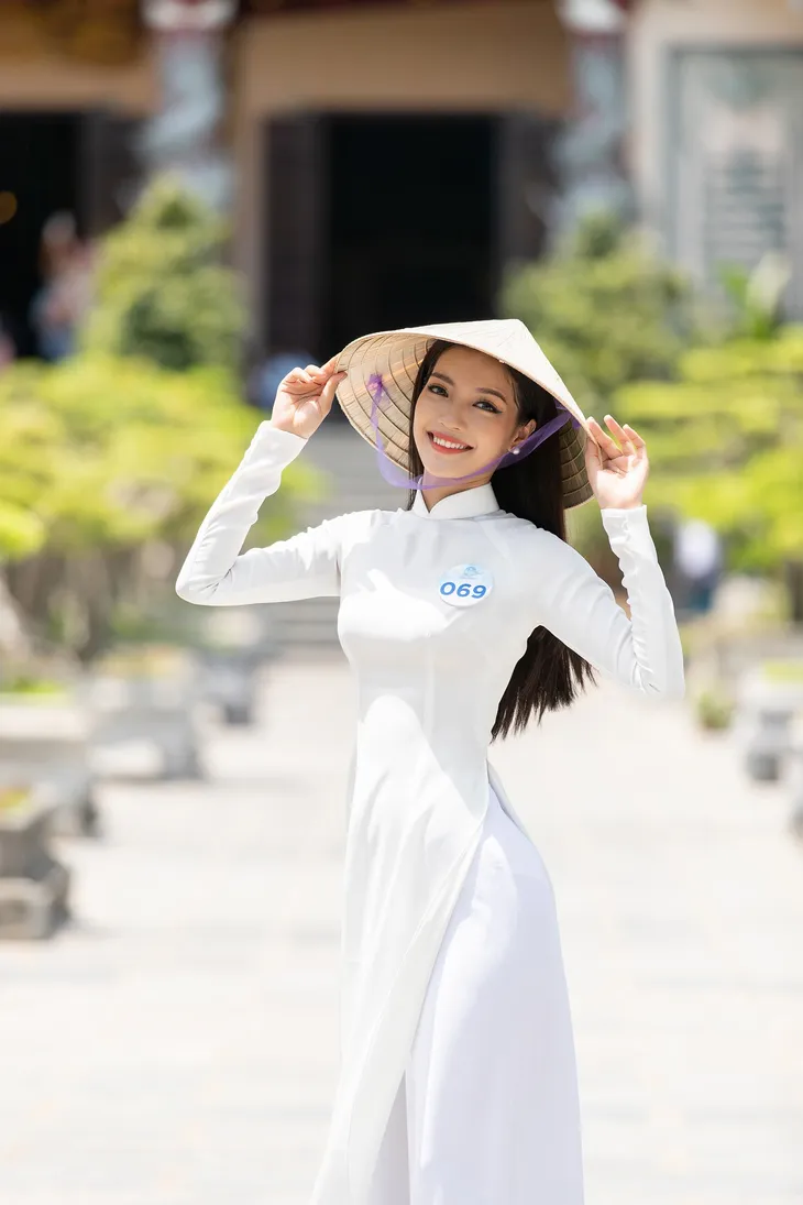 Thí sinh Miss World Việt Nam diện áo dài, nón lá check-in khắp Đà Nẵng - Ảnh 6. Thí sinh Miss World Việt Nam diện áo dài, nón lá check-in khắp Đà Nẵng - Ảnh 6.