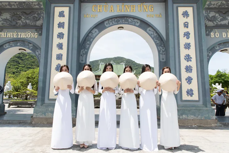 Thí sinh Miss World Việt Nam diện áo dài, nón lá check-in khắp Đà Nẵng - Ảnh 9. Thí sinh Miss World Việt Nam diện áo dài, nón lá check-in khắp Đà Nẵng - Ảnh 9.