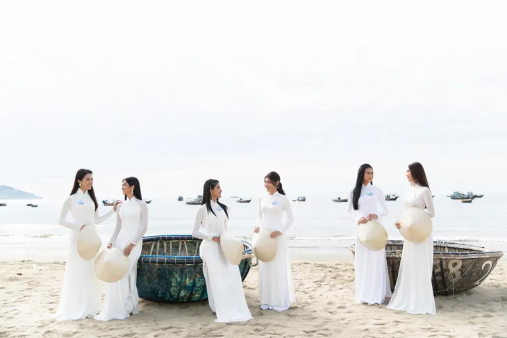 Thí sinh Miss World Việt Nam diện áo dài, nón lá check-in khắp Đà Nẵng - Ảnh 1. Thí sinh Miss World Việt Nam diện áo dài, nón lá check-in khắp Đà Nẵng - Ảnh 1.