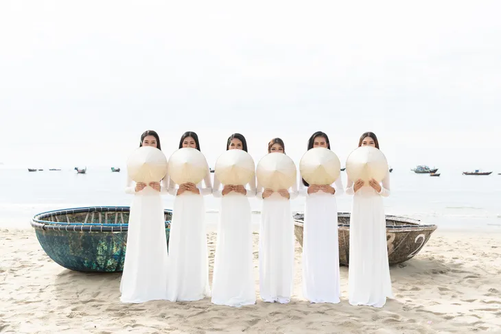 Thí sinh Miss World Việt Nam diện áo dài, nón lá check-in khắp Đà Nẵng - Ảnh 4. Thí sinh Miss World Việt Nam diện áo dài, nón lá check-in khắp Đà Nẵng - Ảnh 4.
