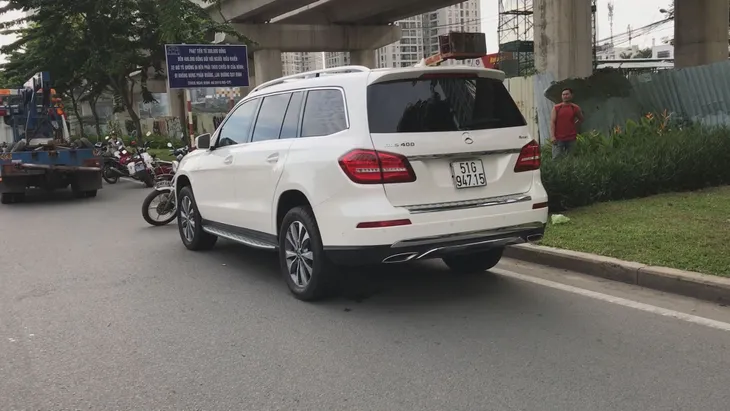 2 xe ô tô không hợp tác với CSGT, náo loạn trên xa lộ Hà Nội - Ảnh 1. 2 xe ô tô không hợp tác với CSGT, náo loạn trên xa lộ Hà Nội - Ảnh 1.