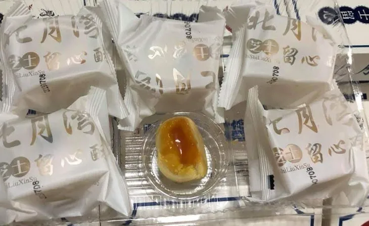 Bánh trung thu xách tay bung hàng sớm trước Rằm tháng Tám - Ảnh 1. Bánh trung thu xách tay bung hàng sớm trước Rằm tháng Tám - Ảnh 1.