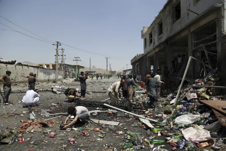 Đánh bom liên hoàn tại Kabul (Afghanistan) gây nhiều thương vong - Ảnh 2. Đánh bom liên hoàn tại Kabul (Afghanistan) gây nhiều thương vong - Ảnh 2.