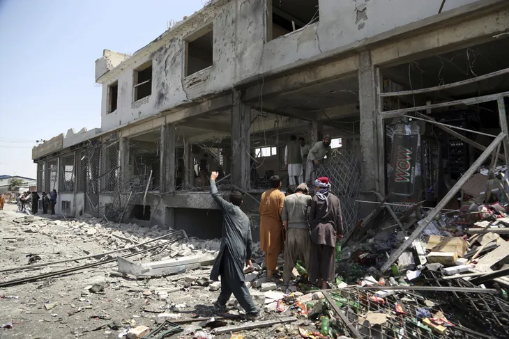 Đánh bom liên hoàn tại Kabul (Afghanistan) gây nhiều thương vong - Ảnh 6. Đánh bom liên hoàn tại Kabul (Afghanistan) gây nhiều thương vong - Ảnh 6.
