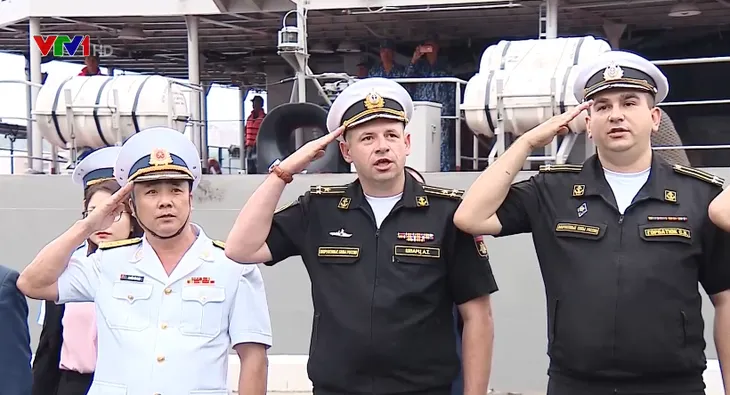 Tàu 016 Quang Trung cập cảng thành phố Vladivostok - Ảnh 1. Tàu 016 Quang Trung cập cảng thành phố Vladivostok - Ảnh 1.