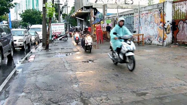 Thái Lan xử phạt nặng người đi xe máy chiếm đường của người đi bộ - Ảnh 1. Thái Lan xử phạt nặng người đi xe máy chiếm đường của người đi bộ - Ảnh 1.