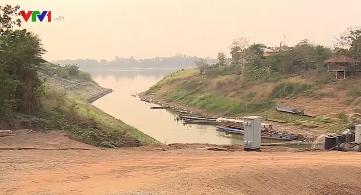 Nước sông Mekong xuống thấp nhất trong vòng 100 năm qua - Ảnh 1. Nước sông Mekong xuống thấp nhất trong vòng 100 năm qua - Ảnh 1.