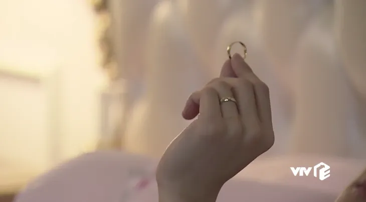 Về nhà đi con: Khi cả Vũ và Thư đều cố tỏ ra là mình ổn nhưng sâu bên trong nước mắt là biển rộng - Ảnh 3. Về nhà đi con: Khi cả Vũ và Thư đều cố tỏ ra là mình ổn nhưng sâu bên trong nước mắt là biển rộng - Ảnh 3.