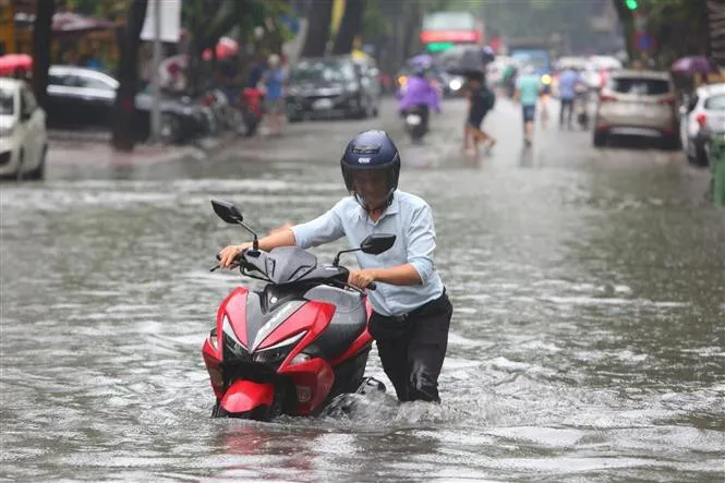 Nhiều tuyến phố tại Hà Nội biến thành sông sau cơn mưa lớn - Ảnh 5. Nhiều tuyến phố tại Hà Nội biến thành sông sau cơn mưa lớn - Ảnh 5.