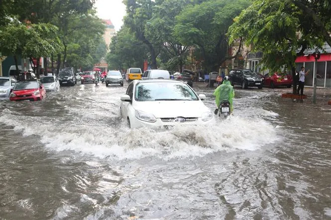 Nhiều tuyến phố tại Hà Nội biến thành sông sau cơn mưa lớn - Ảnh 2. Nhiều tuyến phố tại Hà Nội biến thành sông sau cơn mưa lớn - Ảnh 2.