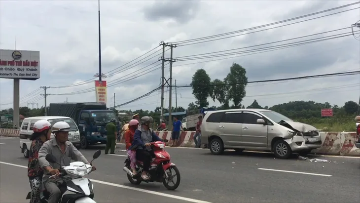 Xe tải gây tai nạn liên hoàn trên quốc lộ 13, nhiều người thoát chết - Ảnh 1. Xe tải gây tai nạn liên hoàn trên quốc lộ 13, nhiều người thoát chết - Ảnh 1.