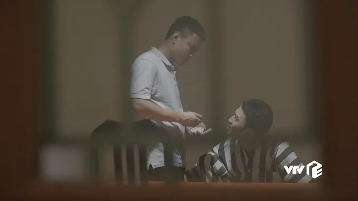 Mê cung - Tập 28: Đấu trí với Fedora, Khánh có manh mối cứu nạn nhân đầu tiên - Ảnh 1. Mê cung - Tập 28: Đấu trí với Fedora, Khánh có manh mối cứu nạn nhân đầu tiên - Ảnh 1.