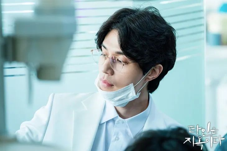 Lee Dong Wook hóa bác sỹ bí ẩn trong phim mới - Ảnh 1. Lee Dong Wook hóa bác sỹ bí ẩn trong phim mới - Ảnh 1.