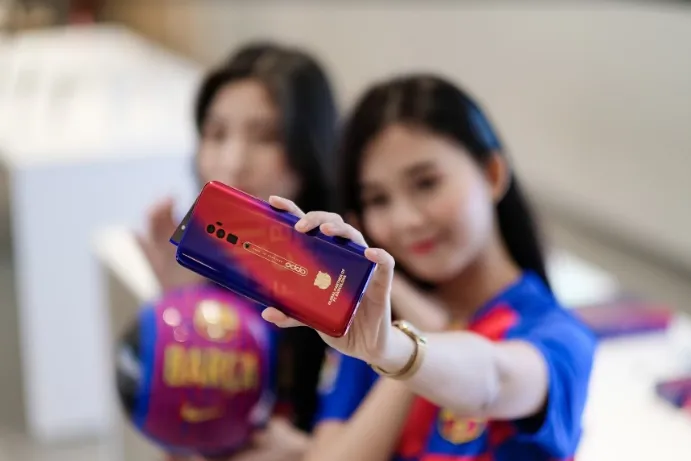 Oppo Reno Zoom 10x phiên bản Barcelona được bán ở Việt Nam - Ảnh 1. Oppo Reno Zoom 10x phiên bản Barcelona được bán ở Việt Nam - Ảnh 1.