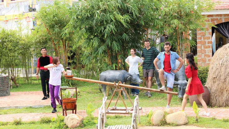 Cặp Quỳnh Kool - Thuỳ Anh khai màn Gặp gỡ Đông Tây mùa 2 - Ảnh 3. Cặp Quỳnh Kool - Thuỳ Anh khai màn Gặp gỡ Đông Tây mùa 2 - Ảnh 3.