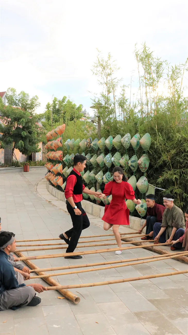 Cặp Quỳnh Kool - Thuỳ Anh khai màn Gặp gỡ Đông Tây mùa 2 - Ảnh 2. Cặp Quỳnh Kool - Thuỳ Anh khai màn Gặp gỡ Đông Tây mùa 2 - Ảnh 2.