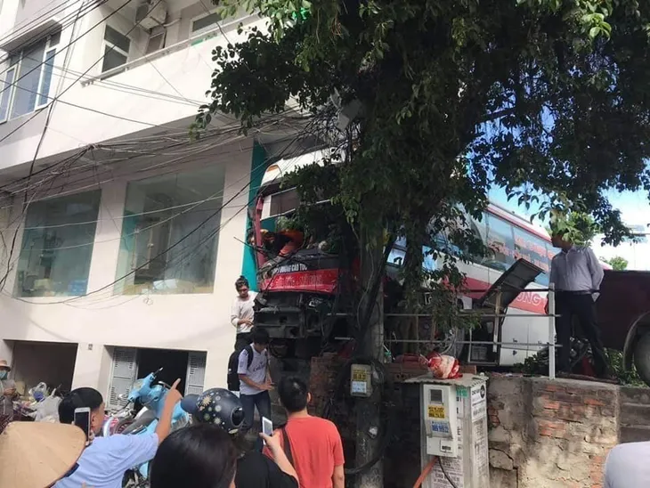 Xe khách đâm hàng loạt xe máy tại Quảng Ninh - Ảnh 1. Xe khách đâm hàng loạt xe máy tại Quảng Ninh - Ảnh 1.