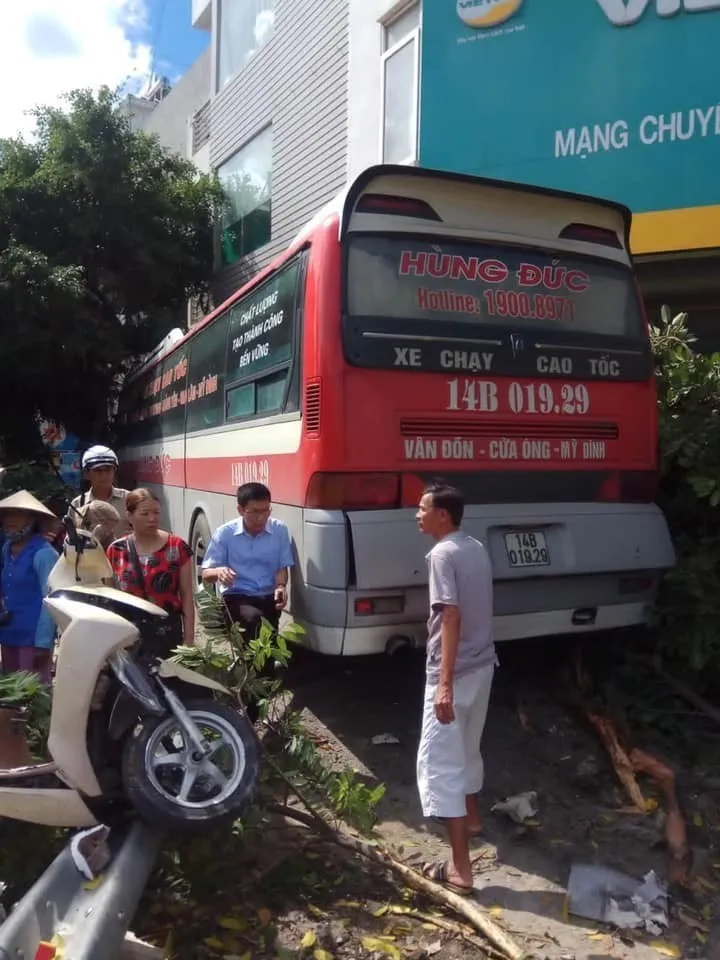 Xe khách đâm hàng loạt xe máy tại Quảng Ninh - Ảnh 9. Xe khách đâm hàng loạt xe máy tại Quảng Ninh - Ảnh 9.