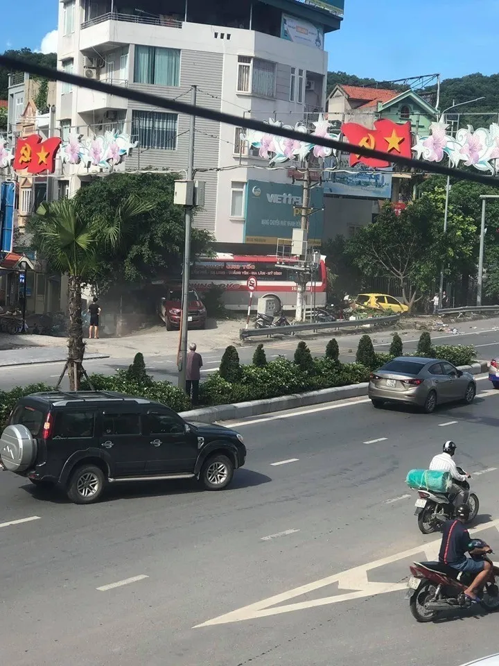 Xe khách đâm hàng loạt xe máy tại Quảng Ninh - Ảnh 4. Xe khách đâm hàng loạt xe máy tại Quảng Ninh - Ảnh 4.