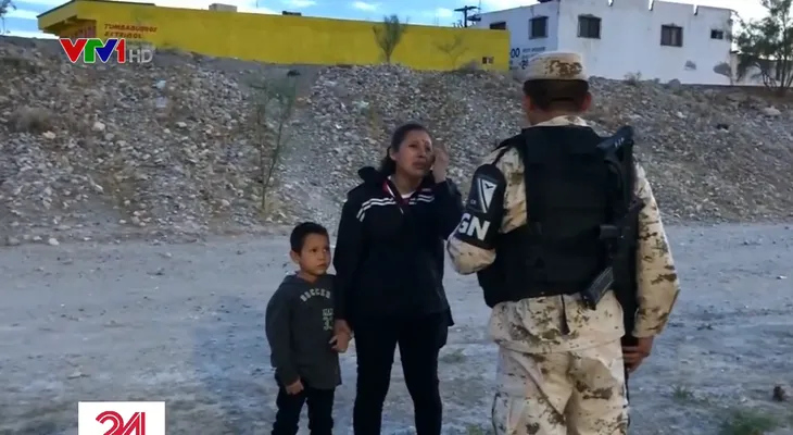 Người mẹ di cư khóc nức nở cầu xin lính Mexico cho vượt biên sang Mỹ - Ảnh 1. Người mẹ di cư khóc nức nở cầu xin lính Mexico cho vượt biên sang Mỹ - Ảnh 1.