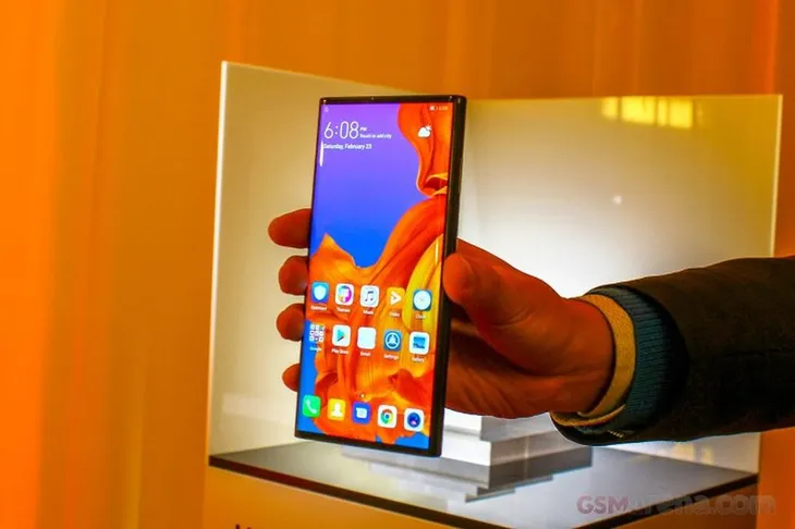Vì sao siêu phẩm màn hình gập Huawei Mate X mãi không lên kệ? - Ảnh 2. Vì sao siêu phẩm màn hình gập Huawei Mate X mãi không lên kệ? - Ảnh 2.
