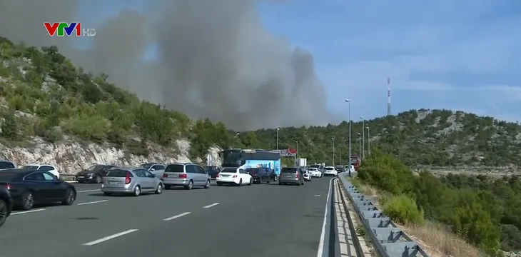 Cháy rừng tại Croatia, một tuyến đường cao tốc phải đóng cửa - Ảnh 2. Cháy rừng tại Croatia, một tuyến đường cao tốc phải đóng cửa - Ảnh 2.
