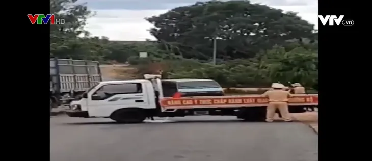 Vụ xe chở gỗ tông thẳng xe cảnh sát: Tài xế bị điều tra tội giết người - Ảnh 1. Vụ xe chở gỗ tông thẳng xe cảnh sát: Tài xế bị điều tra tội giết người - Ảnh 1.