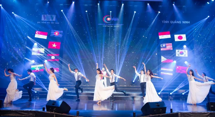 Đêm bán kết Tiếng hát ASEAN+3 chọn ra 10 thí sinh xuất sắc vào chung kết - Ảnh 9. Đêm bán kết Tiếng hát ASEAN+3 chọn ra 10 thí sinh xuất sắc vào chung kết - Ảnh 9.