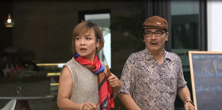 Ông Đạt, Mama Chê, bà Xuân tá hỏa bỏ trốn khỏi nhà hàng sau khi quay clip livestream trên facebook - Ảnh 3. Ông Đạt, Mama Chê, bà Xuân tá hỏa bỏ trốn khỏi nhà hàng sau khi quay clip livestream trên facebook - Ảnh 3.