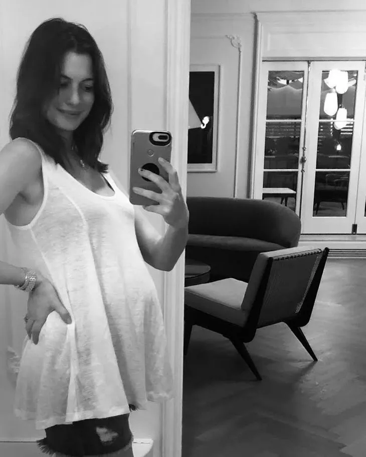 Anne Hathaway chuẩn bị đón chào em bé thứ hai - Ảnh 1. Anne Hathaway chuẩn bị đón chào em bé thứ hai - Ảnh 1.