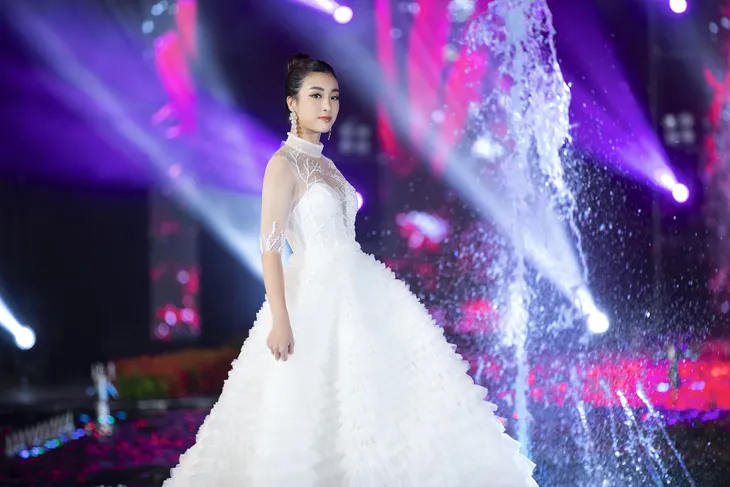 Mai Phương Thúy, Đỗ Mỹ Linh, Tiểu Vy cùng làm vedette trên một sàn diễn - Ảnh 5. Mai Phương Thúy, Đỗ Mỹ Linh, Tiểu Vy cùng làm vedette trên một sàn diễn - Ảnh 5.