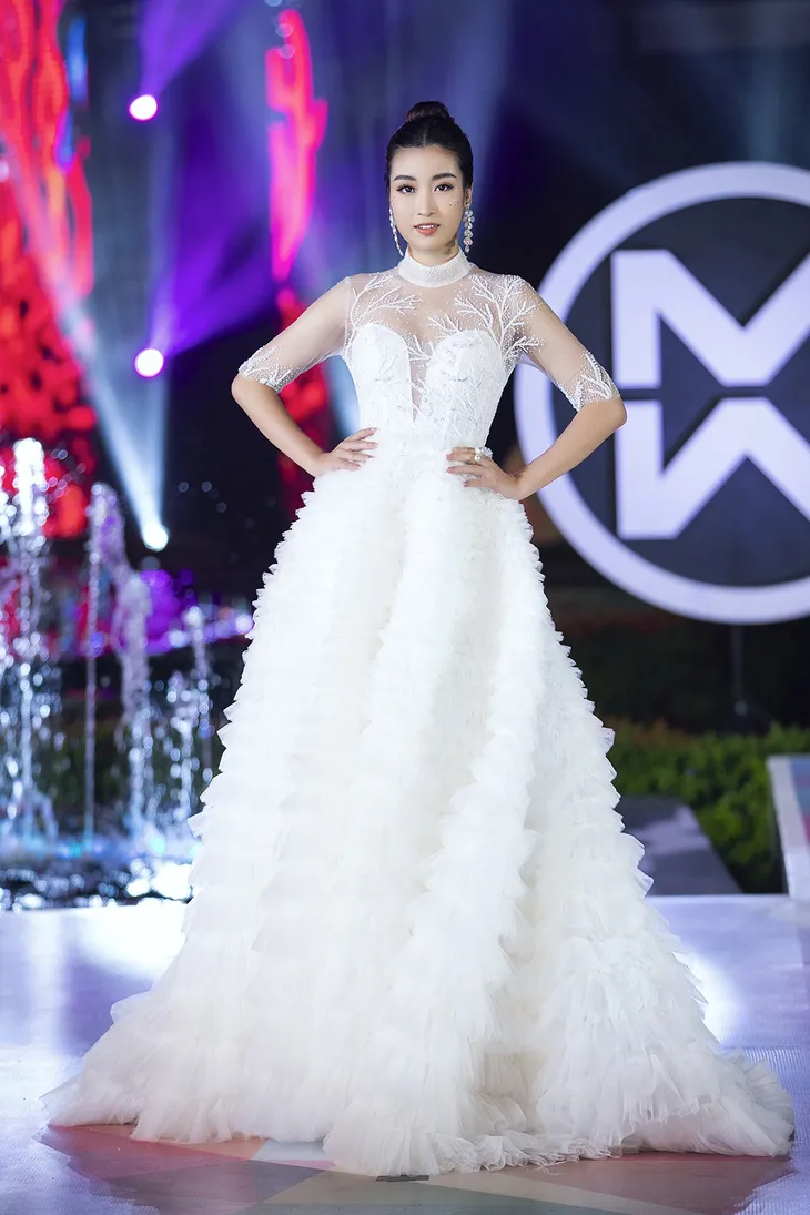 Mai Phương Thúy, Đỗ Mỹ Linh, Tiểu Vy cùng làm vedette trên một sàn diễn - Ảnh 7. Mai Phương Thúy, Đỗ Mỹ Linh, Tiểu Vy cùng làm vedette trên một sàn diễn - Ảnh 7.