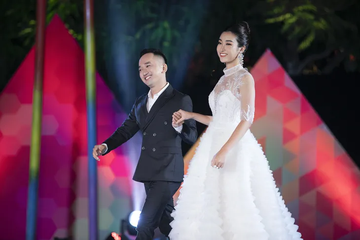 Mai Phương Thúy, Đỗ Mỹ Linh, Tiểu Vy cùng làm vedette trên một sàn diễn - Ảnh 4. Mai Phương Thúy, Đỗ Mỹ Linh, Tiểu Vy cùng làm vedette trên một sàn diễn - Ảnh 4.