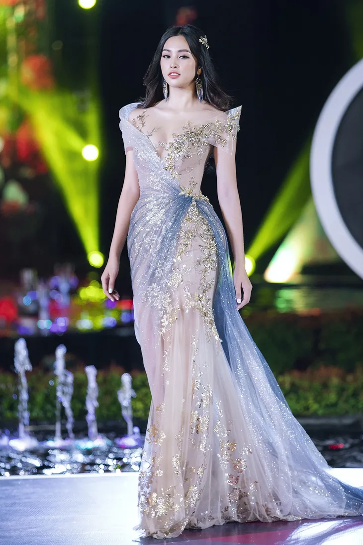 Mai Phương Thúy, Đỗ Mỹ Linh, Tiểu Vy cùng làm vedette trên một sàn diễn - Ảnh 10. Mai Phương Thúy, Đỗ Mỹ Linh, Tiểu Vy cùng làm vedette trên một sàn diễn - Ảnh 10.