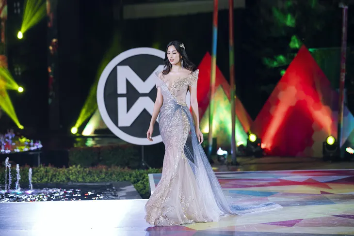 Mai Phương Thúy, Đỗ Mỹ Linh, Tiểu Vy cùng làm vedette trên một sàn diễn - Ảnh 9. Mai Phương Thúy, Đỗ Mỹ Linh, Tiểu Vy cùng làm vedette trên một sàn diễn - Ảnh 9.