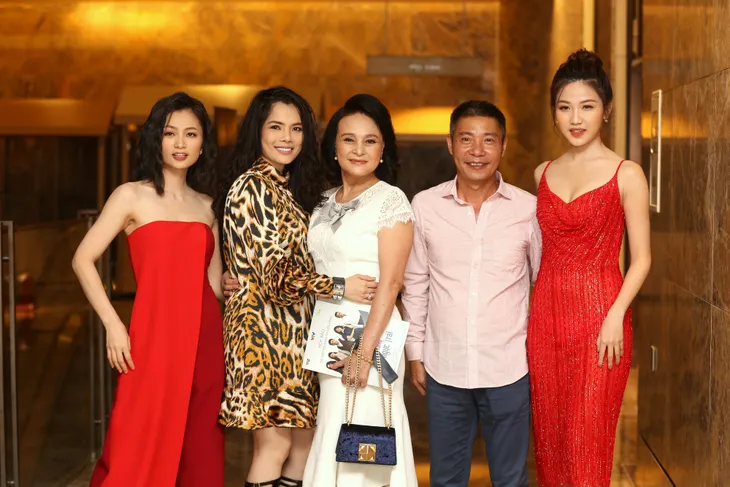 Hồng Diễm đẹp yêu kiều sánh vai cùng con gái Lương Thanh quyến rũ - Ảnh 13. Hồng Diễm đẹp yêu kiều sánh vai cùng con gái Lương Thanh quyến rũ - Ảnh 13.